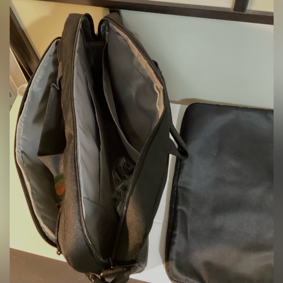 Amazon Basics travel messenger laptop & tablet bag case - Picture 5 of 7